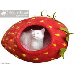 Войлочный домик для кошки "Клубничка"